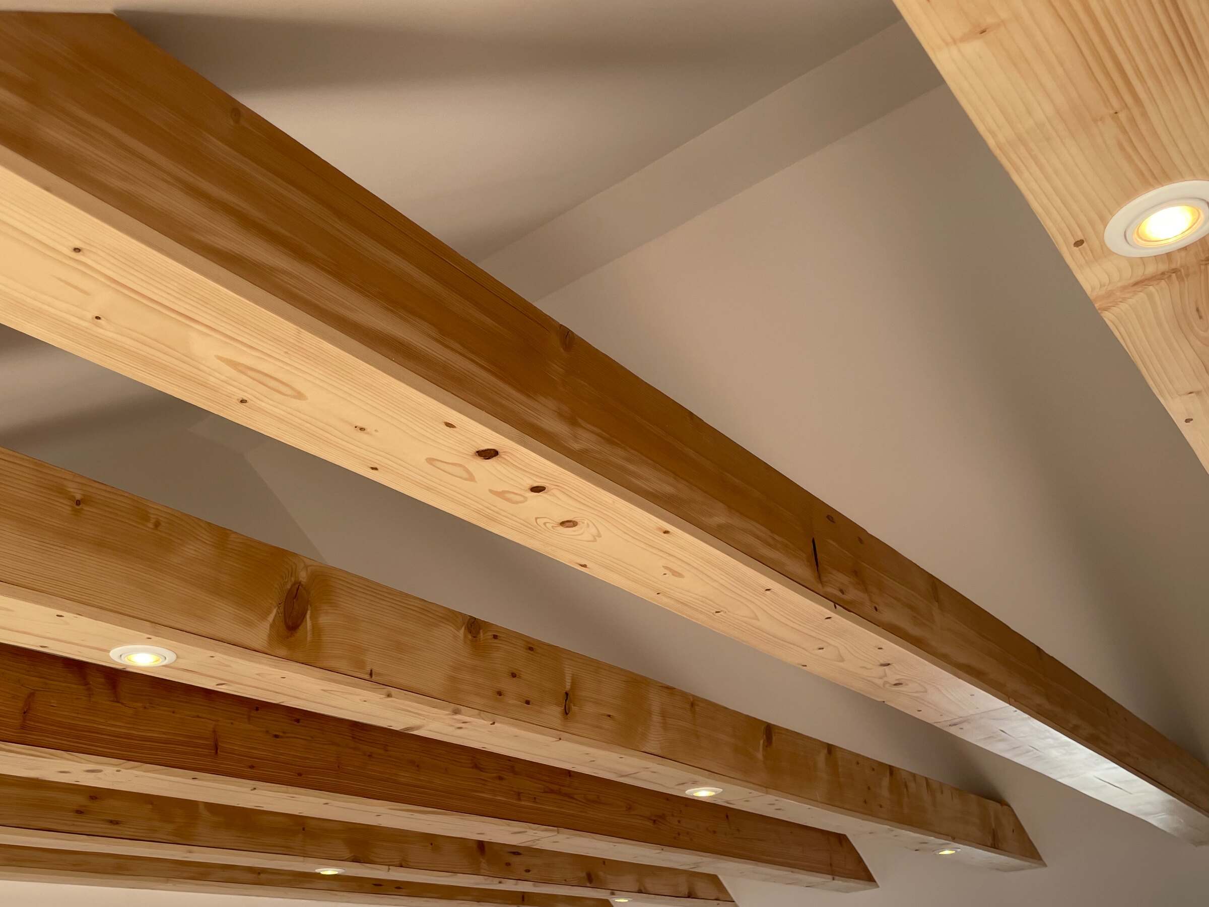Dachgeschoss mit Holzbalken, in die Balken sind LED-Einbaustrahler eingelassen