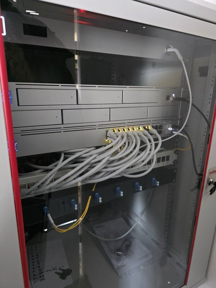 19-Zoll-Schrank mit Patchfeld und Glasfaser-Kupplungen in einem Bürogebäude