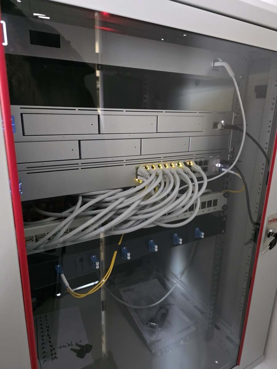 19-Zoll-Schrank mit Patchfeld und Glasfaser-Kupplungen in einem Bürogebäude