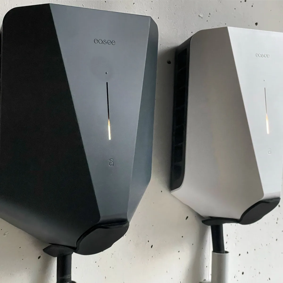 Zwei Easee-Wallboxen in Schwarz und Weiß an einer Wand montiert