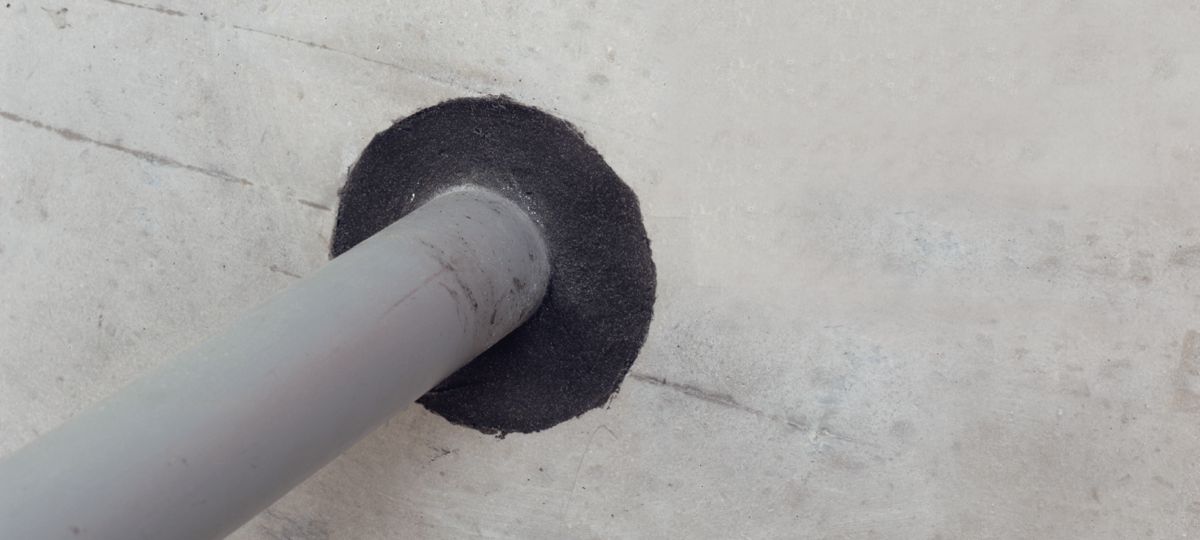 Kabelschott mit intumeszierender Brandschutzdichtmasse an einer Kabeldurchfuehrung