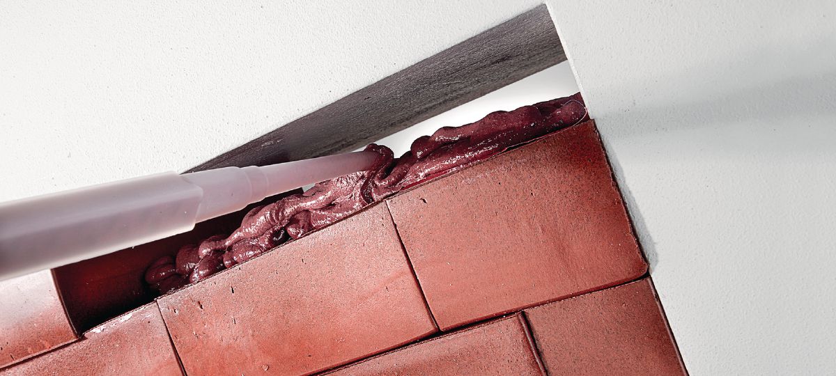 Restoeffnungs-Verschluss mit Brandschutzdichtmasse oberhalb einer Schicht Brandschutzsteine