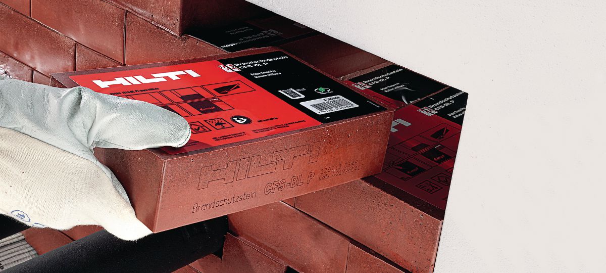 Brandschutzstein wird in eine Wandoeffnung eingesetzt – Hilti CFS-BL P im Einbau