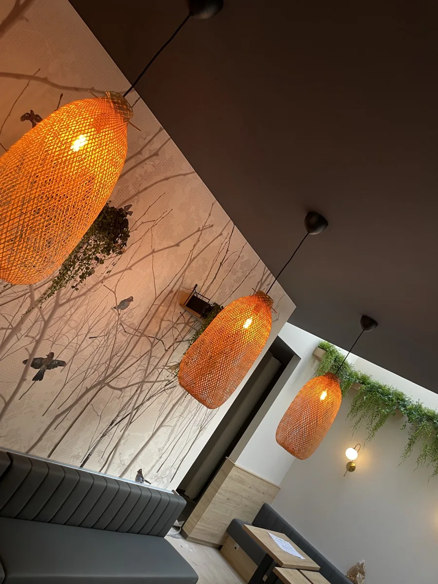Pendelleuchten über den Tischen eines sanierten Restaurants